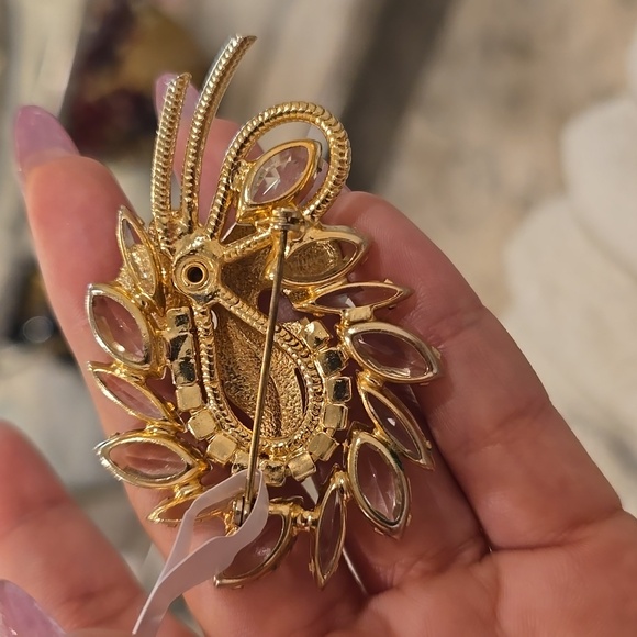 JULIANA Verified Gold Clear Leaf Accent Brooch. - Picture 4 of 4